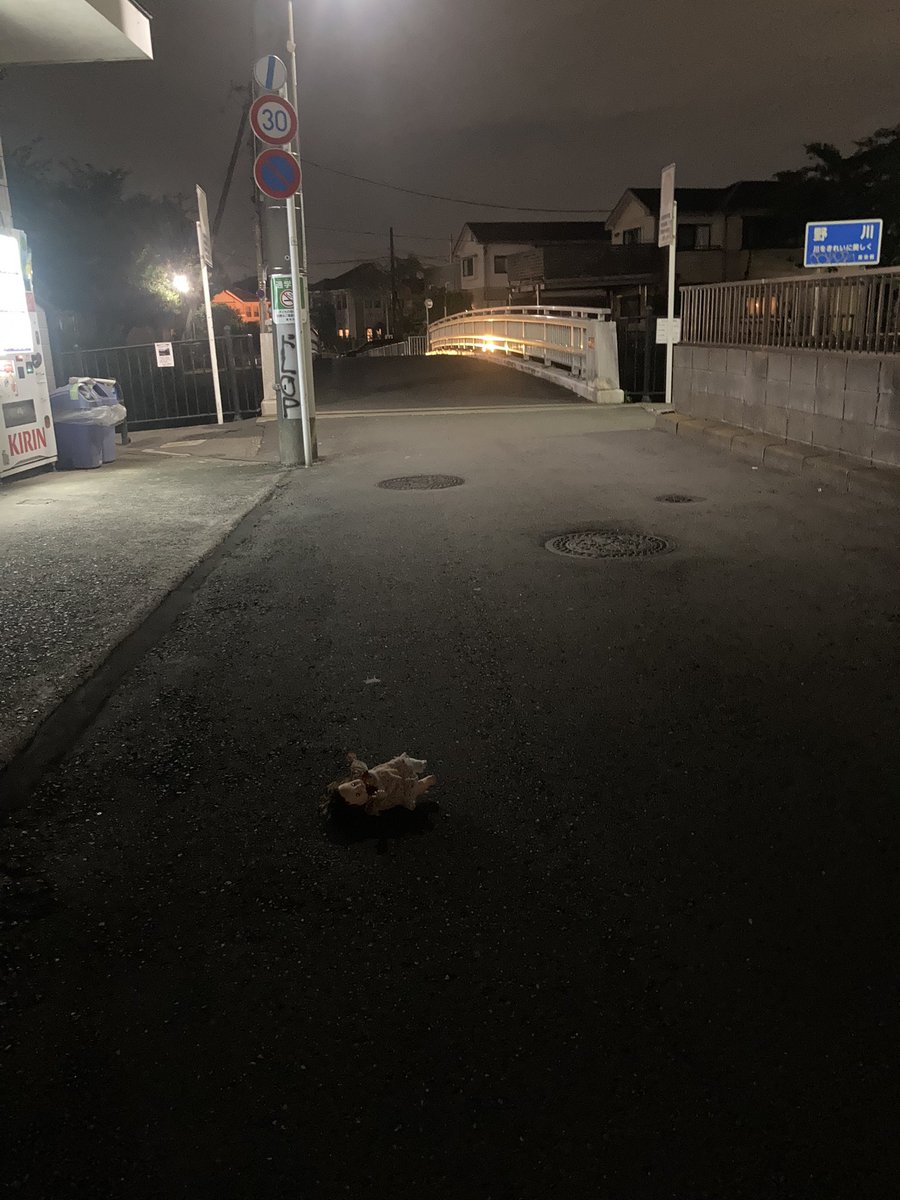 Sh2_K09's tweet photo. 夜の帰り道にこれは怖すぎて草 https://t.co/k2KiCpQFE1