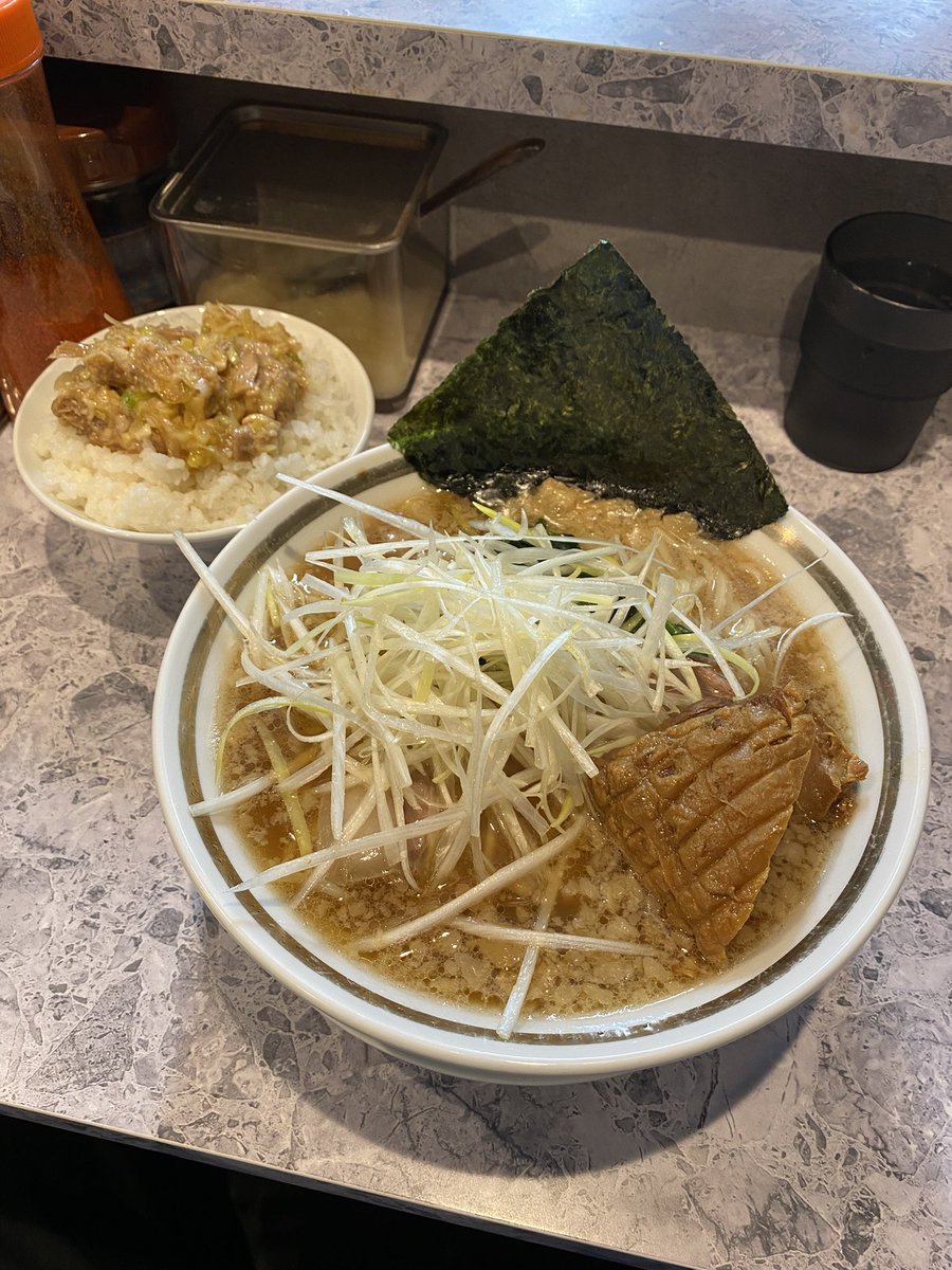 men13107's tweet photo. ラーメン豚39   @木更津
ラーショ風ネギラーメン+豚めし 
細麺250g  豚ハーフ、トッピング
良い塩味で麺とかなりマッチしてめちゃくちゃ美味しかった🤤
#ラーメン　#豚39 
#うまーみん
#ラーメン好きな人と繋がりたい https://t.co/LGCzhaR7BT