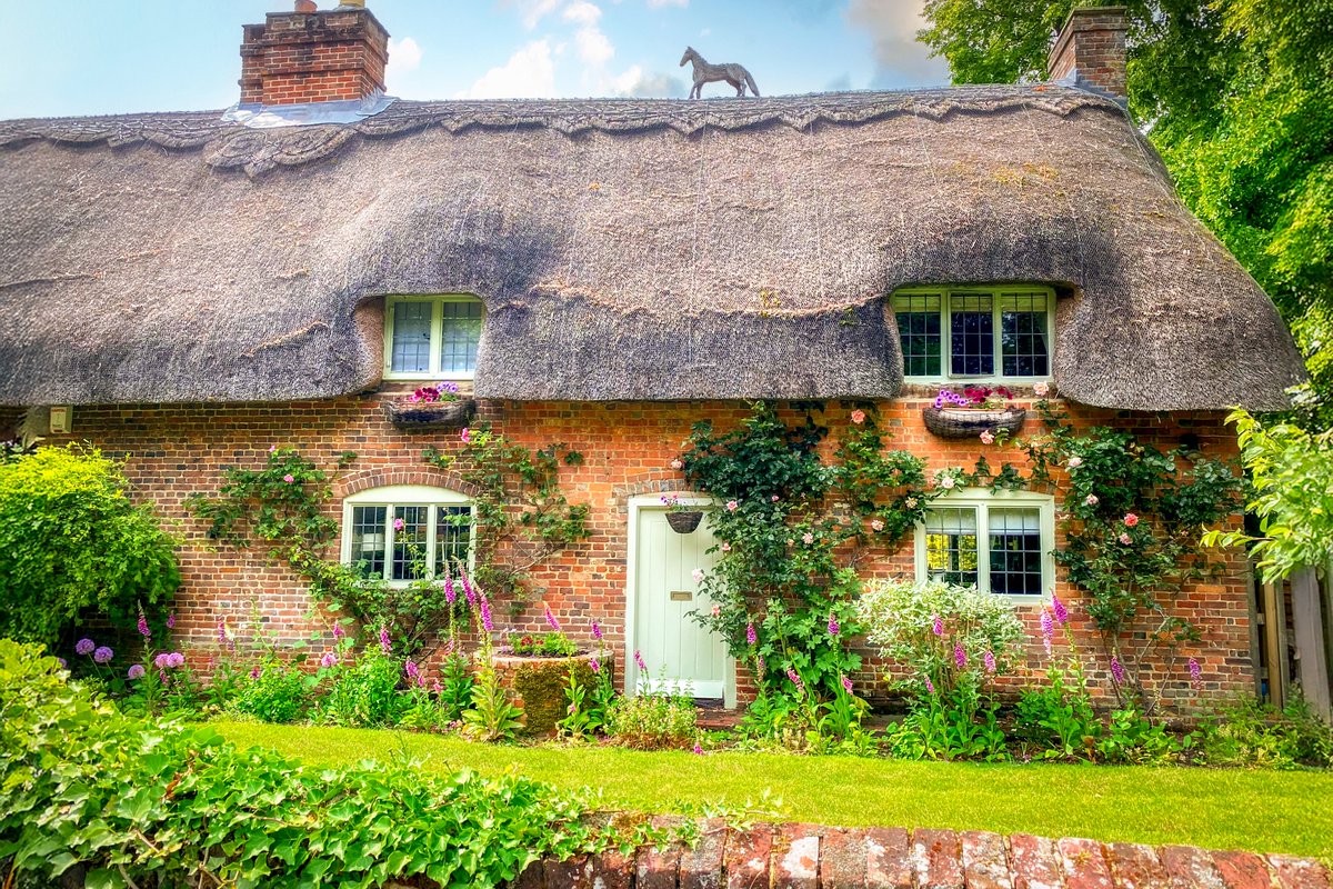 SudAngleterre's tweet photo. Hier, nous avons visité la maison de Jane Austen à Chawton… quel joli moment ! C’est à moins de 40 minutes de route de chez nous, mais on a eu l’impression de remonter le temps.
.
#janeaustenshouse #destinationangleterre #lovegreatbritain #visithampshire #visitsoutheastengland https://t.co/F6eTFkh5hu