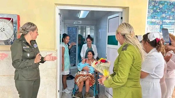 ❤️ Un gesto de infinito amor 💙
Tiene lugar en el Hospital provincial “Camilo Cienfuegos" en nuestro  #SanctiSpíritusEnMarcha #Cuba  En saludo al 64 aniversario del <a href="/minint_cuba/">MININT_CUBA</a> es entregada una canastilla al primer niñ@ que nace. 
Muchas felicidades.