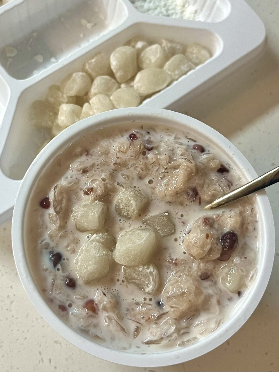 dddugi0719's tweet image. 이른무더위에편의점에서빙수하나사서빙수떡팍팍뿌려먹으면이게궁전으로가는무지개로드라고생각합니다