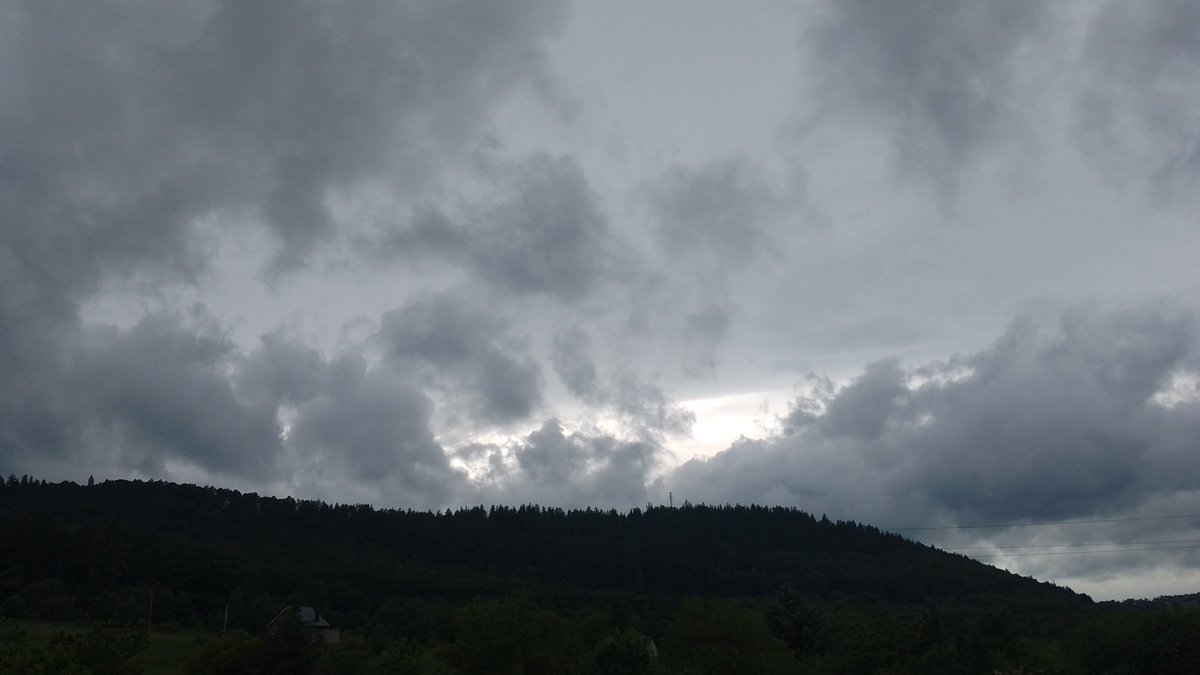 MeteoSynop's tweet image. Pada... wieje...

Nowa Ruda, 14:00: 
🌧️8/8 - Cb i tow. (⩾7/8), Ac i As op (Cʟ = 9, Cᴍ = 7, Cʜ = /)
temperatura: 18,1°C
temperatura punktu rosy: 16,5°C
wiatr↗️(230°) o prędkości 6 m/s, porywy 11 m/s
widzialność: 3 km
ciśnienie względne: 1013,0 hPa (+0,3 hPa/3h)

@MeteoprognozaPL