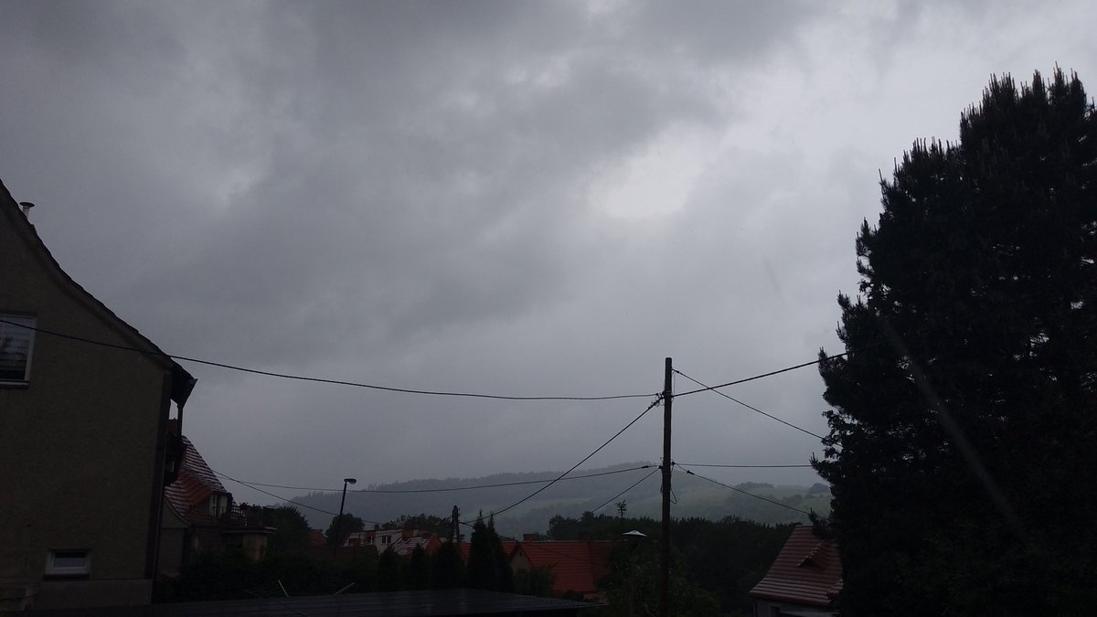 MeteoSynop's tweet image. Pada... wieje...

Nowa Ruda, 14:00: 
🌧️8/8 - Cb i tow. (⩾7/8), Ac i As op (Cʟ = 9, Cᴍ = 7, Cʜ = /)
temperatura: 18,1°C
temperatura punktu rosy: 16,5°C
wiatr↗️(230°) o prędkości 6 m/s, porywy 11 m/s
widzialność: 3 km
ciśnienie względne: 1013,0 hPa (+0,3 hPa/3h)

@MeteoprognozaPL