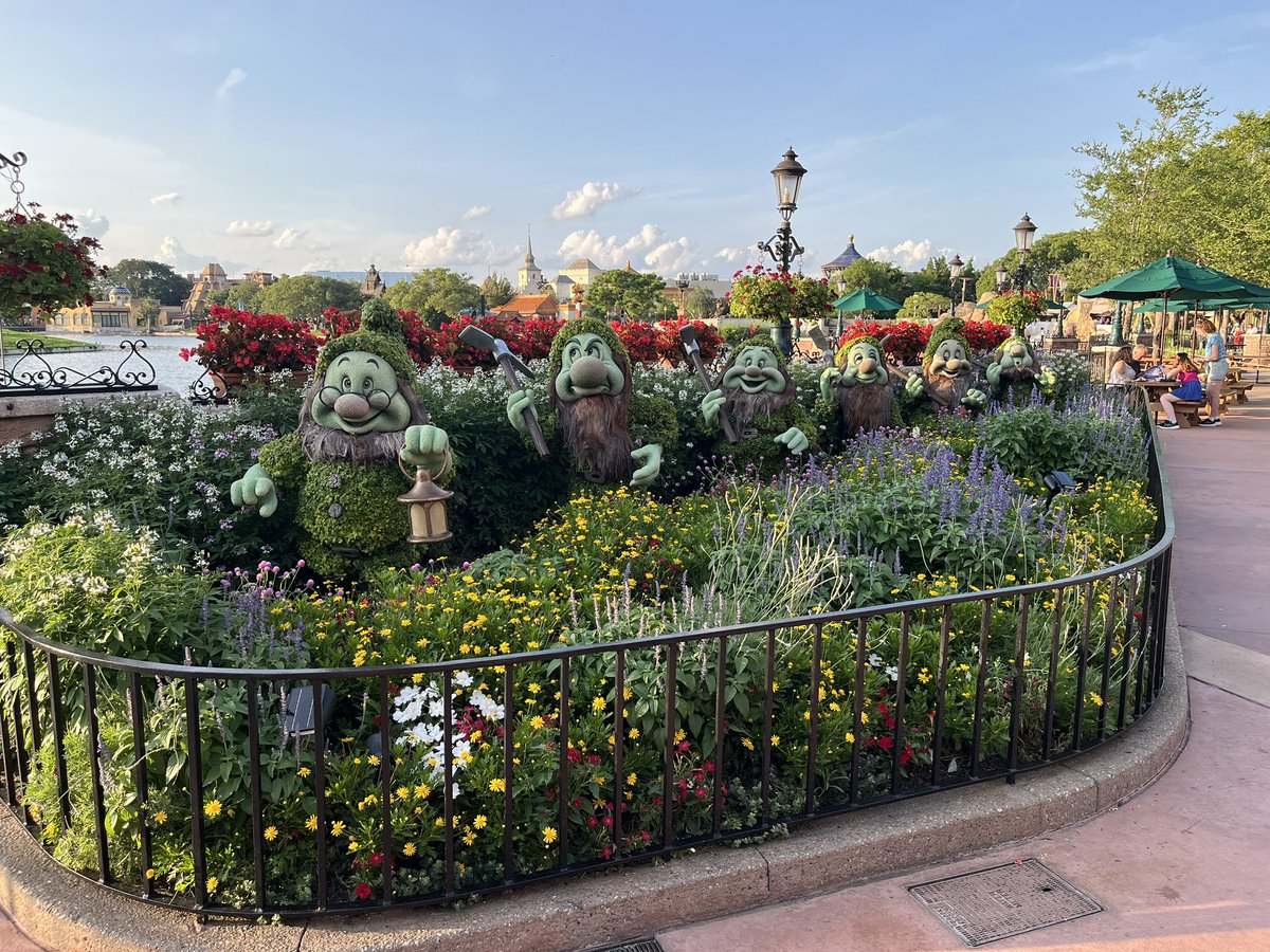 adam_ap_wdw's tweet image. Walk around Epcot on the next to last day of Flower and Garden 2025