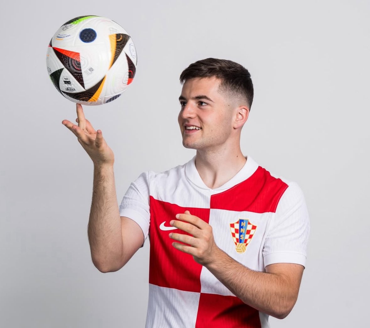 FabrizioRomano's tweet photo. 🚨🔵 EXCLUSIVE: Como open talks to sign Croatian 22 year old gem Martin Baturina with official bid submitted.

Dinamo Zagreb in direct talks with Como as the Italian club start their ambitious summer window after keeping Cesc Fabregas as head coach. https://t.co/g1yW6eiQZI