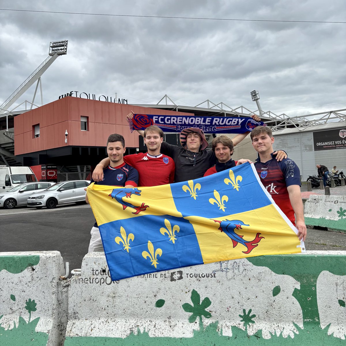 Le drapeau dauphinois à Toulouse ! 

🎙️Rendez-vous dès 16h pour la finale de Pro D2 

#FCGUSM <a href="/FCGrugby/">FC Grenoble Rugby #AllezFCG</a>