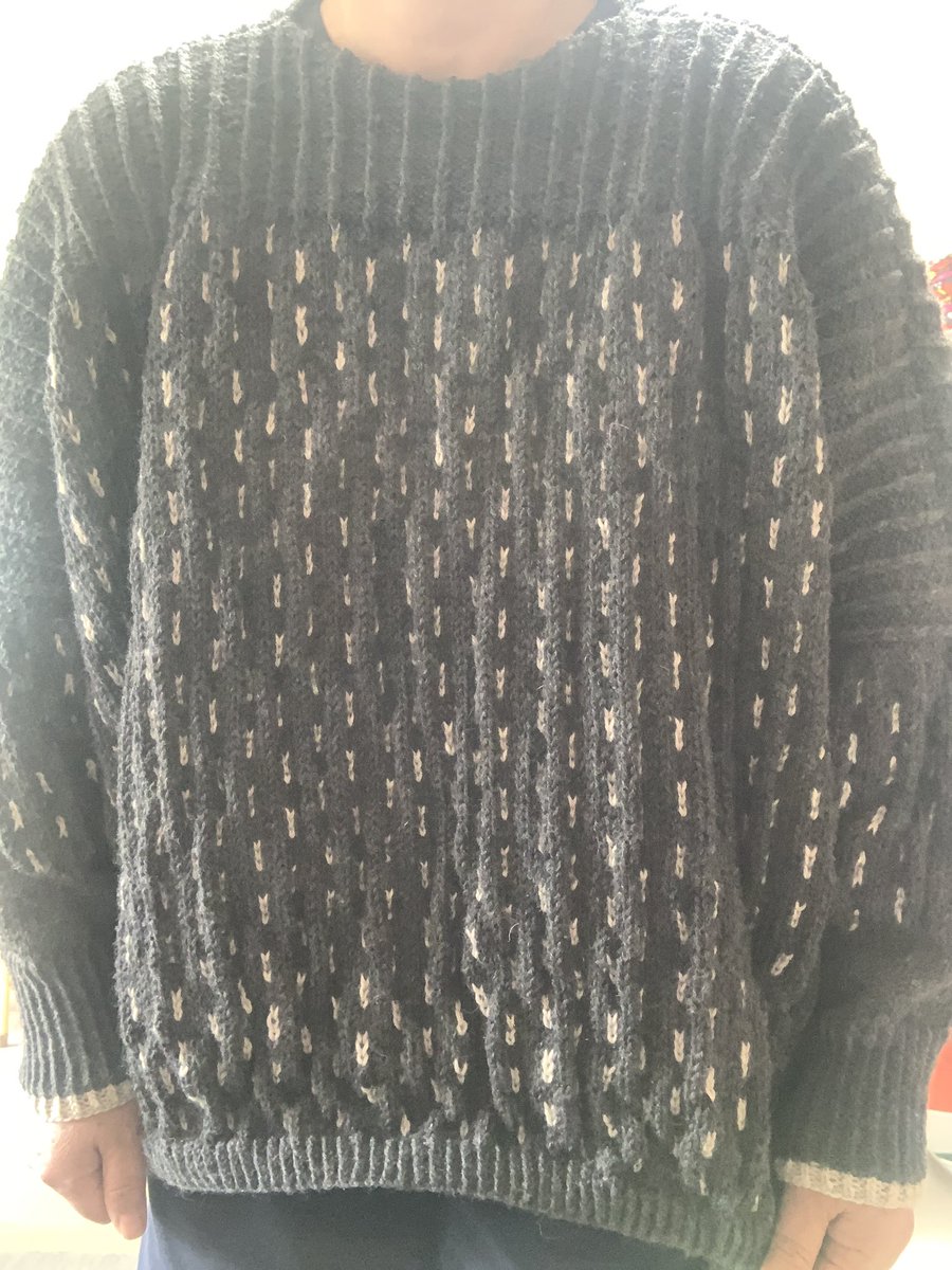 kyokodekker's tweet photo. 今編んでるやつ、完成した!水通しして干してるとこ。
#amuhibiknitbook2nd って本の #tensen っていうセーター。
ひたすら点線部分を白糸に入れ替えて編んでいくだけなので、思ったより簡単だったけど、単調ではあるので、編んでる途中、眠くて眠くてカフェインも効かなかった、、、 https://t.co/iNr9qGtP67