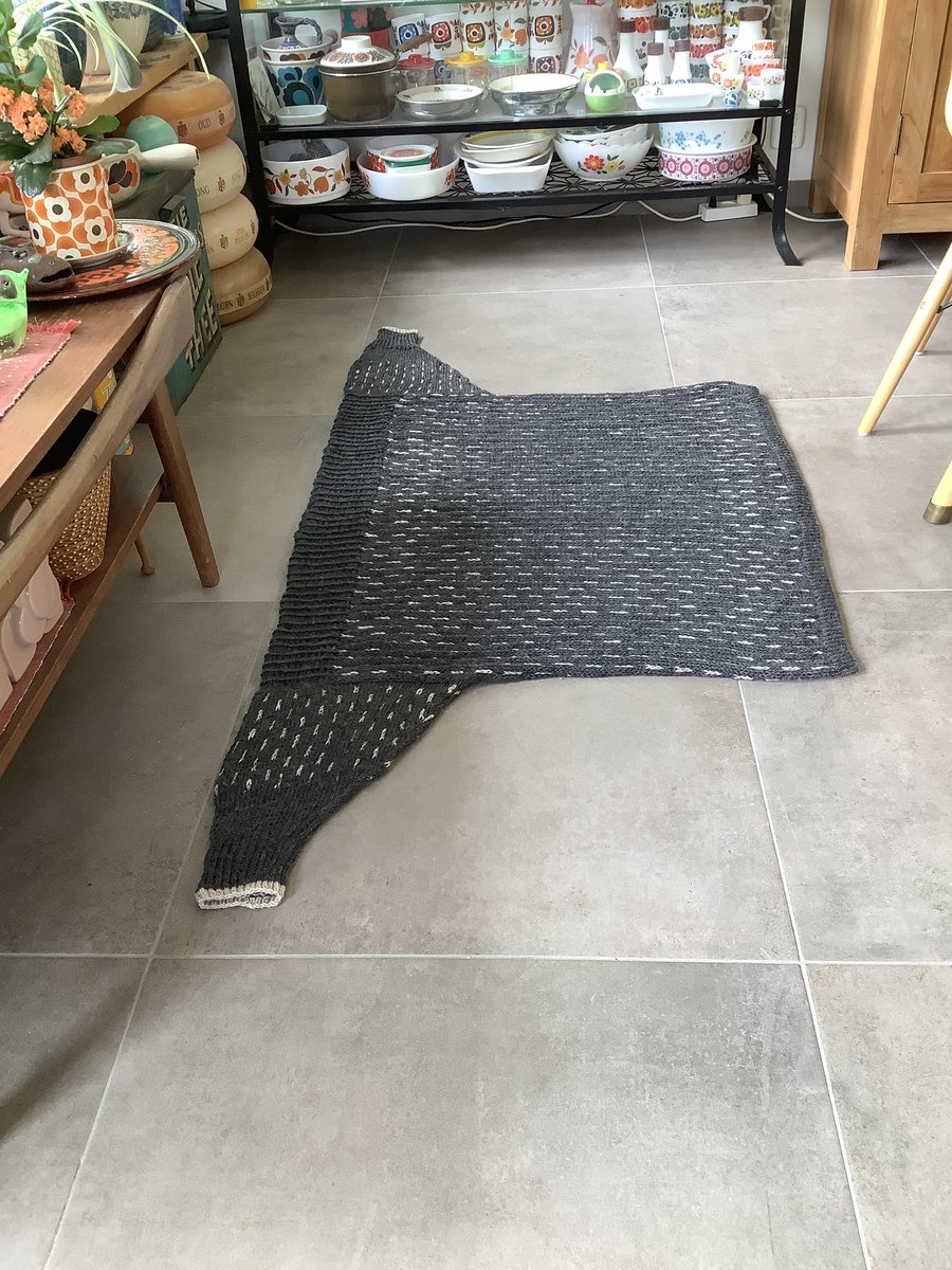 kyokodekker's tweet photo. 今編んでるやつ、完成した!水通しして干してるとこ。
#amuhibiknitbook2nd って本の #tensen っていうセーター。
ひたすら点線部分を白糸に入れ替えて編んでいくだけなので、思ったより簡単だったけど、単調ではあるので、編んでる途中、眠くて眠くてカフェインも効かなかった、、、 https://t.co/iNr9qGtP67