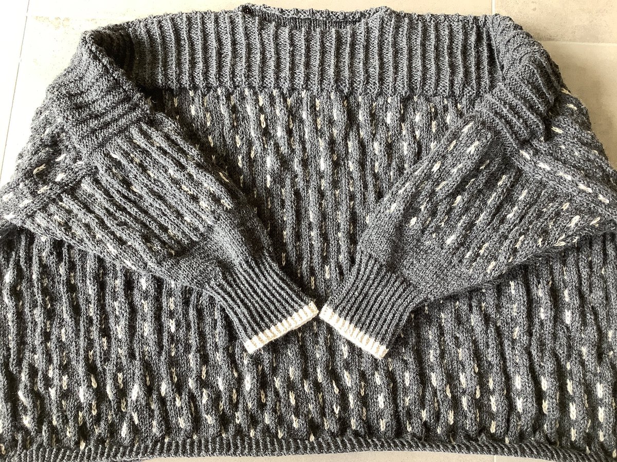 kyokodekker's tweet photo. 今編んでるやつ、完成した!水通しして干してるとこ。
#amuhibiknitbook2nd って本の #tensen っていうセーター。
ひたすら点線部分を白糸に入れ替えて編んでいくだけなので、思ったより簡単だったけど、単調ではあるので、編んでる途中、眠くて眠くてカフェインも効かなかった、、、 https://t.co/iNr9qGtP67