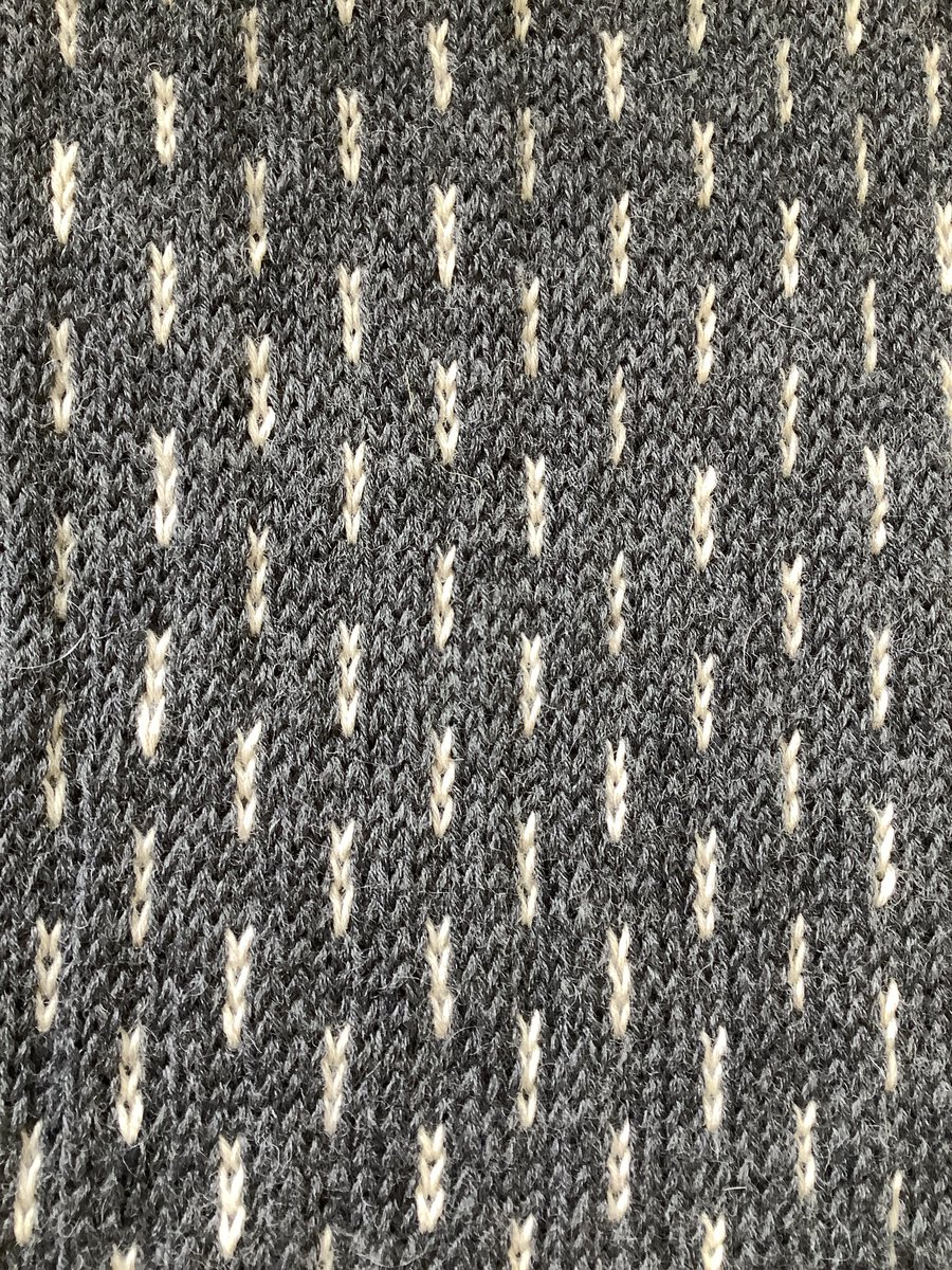 kyokodekker's tweet photo. 今編んでるやつ、完成した!水通しして干してるとこ。
#amuhibiknitbook2nd って本の #tensen っていうセーター。
ひたすら点線部分を白糸に入れ替えて編んでいくだけなので、思ったより簡単だったけど、単調ではあるので、編んでる途中、眠くて眠くてカフェインも効かなかった、、、 https://t.co/iNr9qGtP67