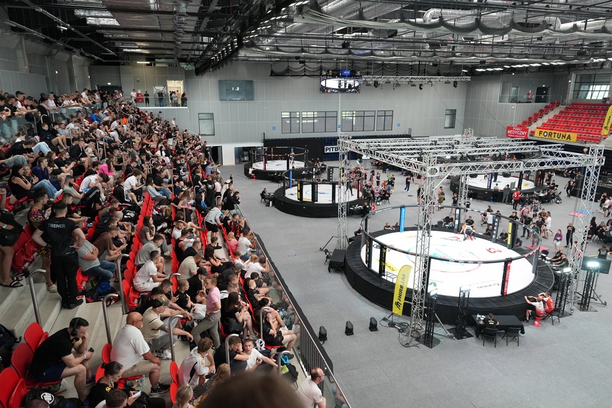 Kibice na trybunach zgromadzeni, a my zapraszamy na finały 14. Mistrzostw MMA przed ekrany do:

📺<a href="/CANALPLUS_SPORT/">CANAL+ SPORT</a> 
👉canalplus.com/pl/liveTV/?cha…

🖥️<a href="/Sportowy_Kanal/">Kanał Sportowy</a> 
👉youtube.com/watch?v=EUVvzT…