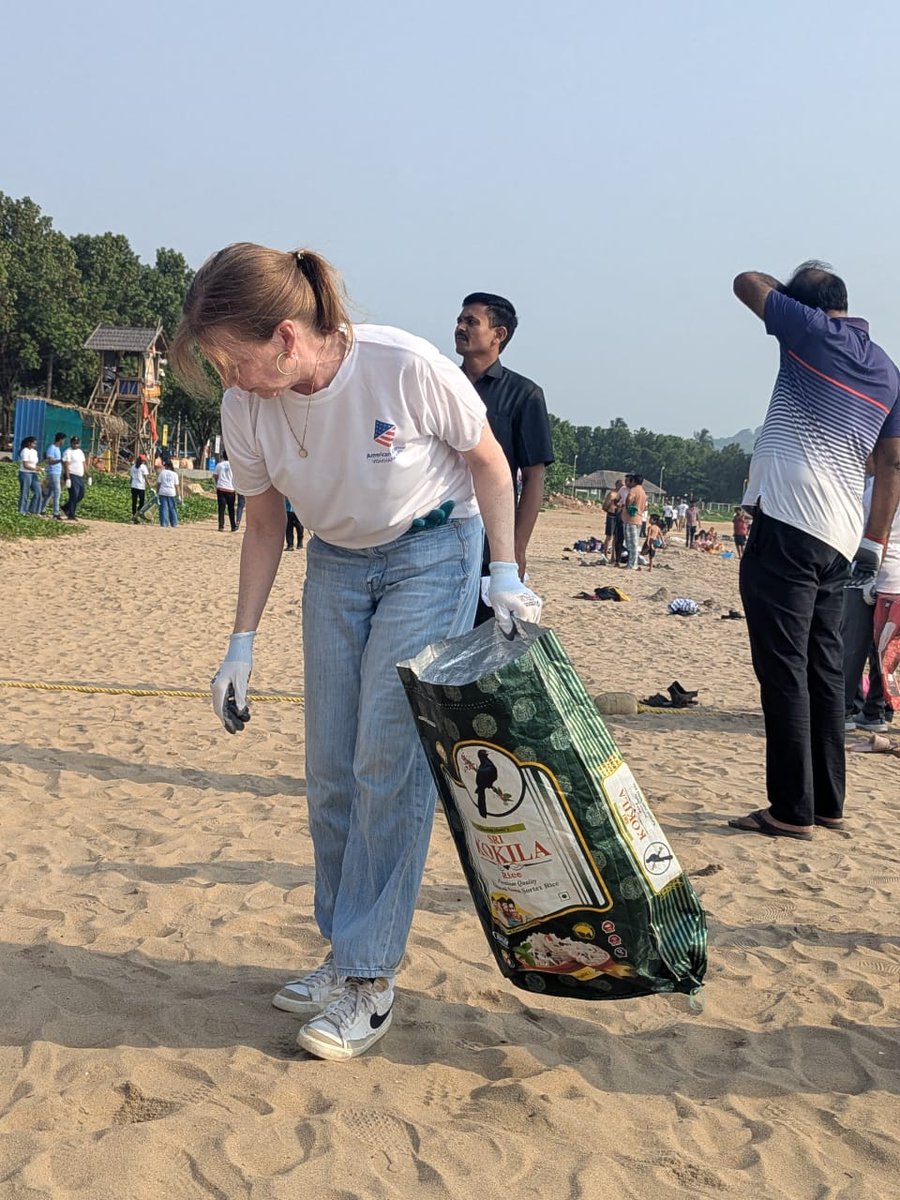 AndhraUnversity's tweet photo. AU VC &amp; @USCGHyderabad Jennifer Larson joined the #CommunityDay #BeachCleanupDrive at Rushikonda Beach, organized by American Corner @ AU. They lauded the spirited participation &amp; stressed sustained efforts to keep beaches plastic-free https://t.co/v8QCNJiifM