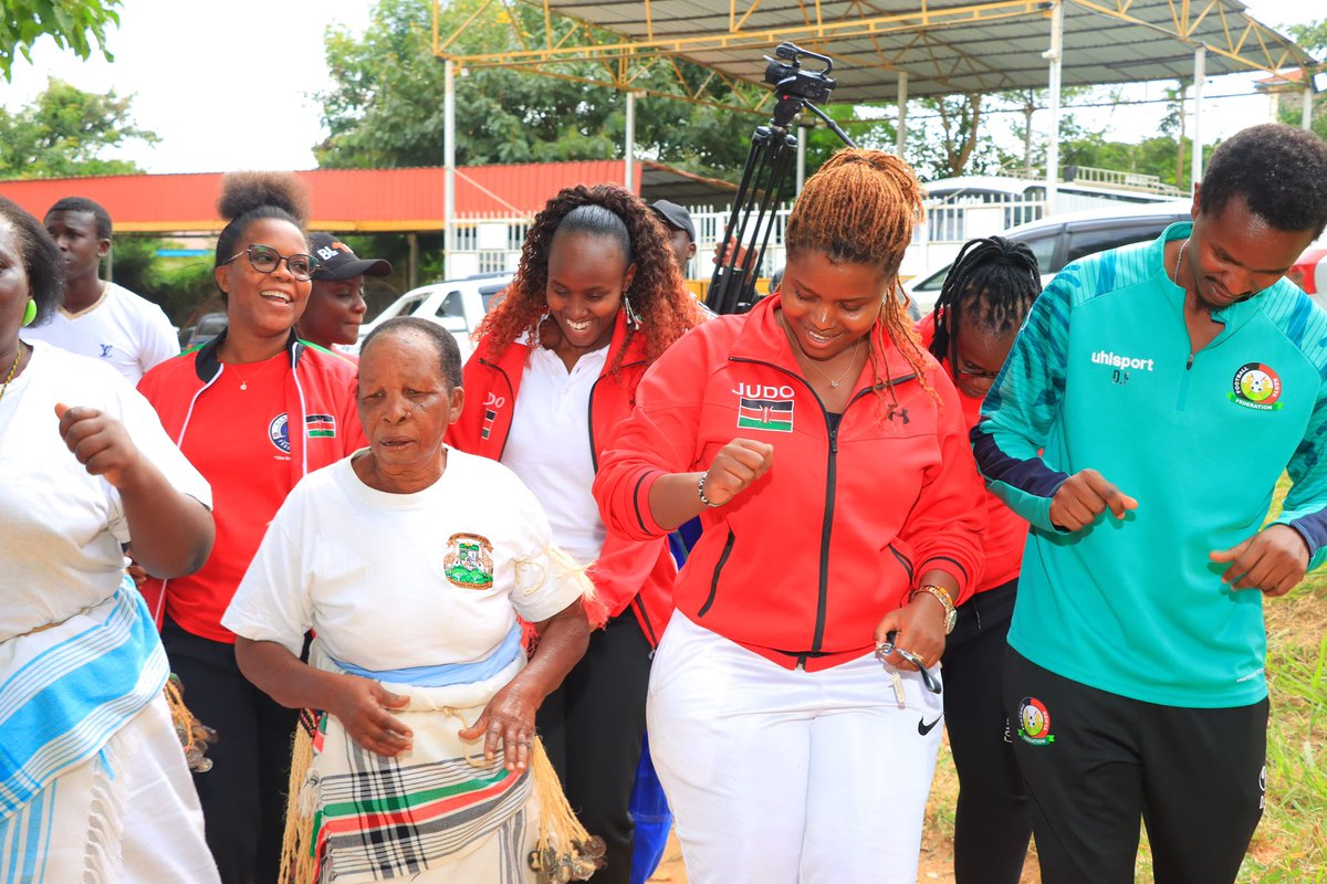 Mercymasai3's tweet photo. Dance ya kikamba kidogo 😁 @kenyajudo https://t.co/P2FpZ1Jc3t
