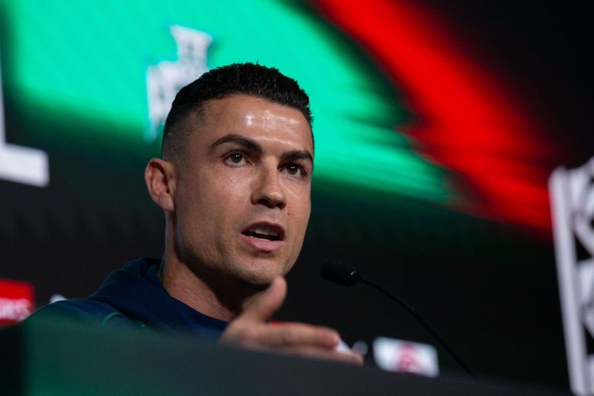 كرستيانو بيصيب فئة معينة كده بجنون البقر، بيجيبلهم حالة انهيار عصبي وصريخ وعويل.. بيلعب في مانشستر بيلعب في مدريد بيلعب في الدحيل بيلعب في غزل المحلة.. هيفضل شوكة في مؤخرة البعض لو طلع شرب ماية على الهوا.

كرستيانو رونالدو وجوزيه مورينهو هما اكتر ٢ داسوا على كل معتقدات الفئة دي