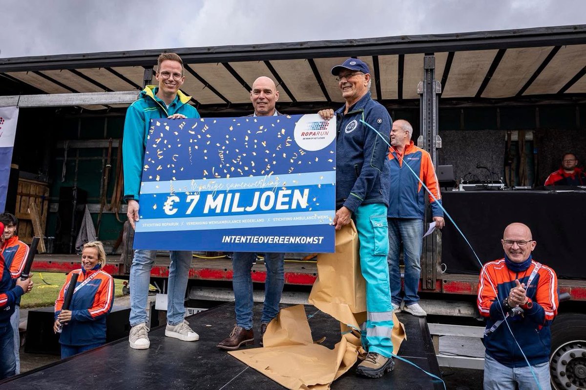 StAmbulancewens's tweet image. De grootste donatie ooit voor Stichting Ambulance Wens!

De Roparun heeft de intentie uitgesproken om de komende tien jaar de aanschaf van onze ambulances op zich te nemen. In deze periode gaat het voor onze stichting om ongeveer 22 nieuwe ambulances.