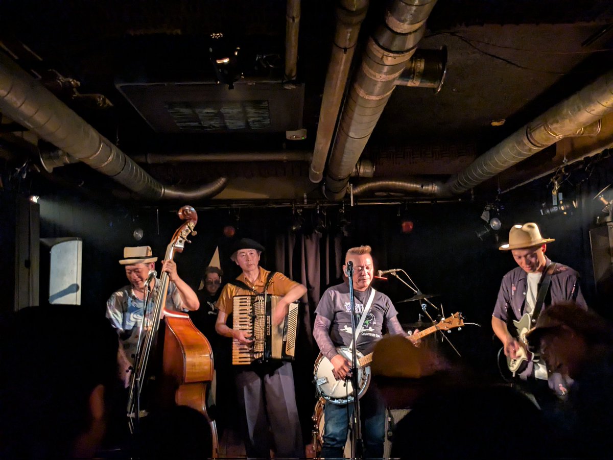 Bonny19840802's tweet image. 渋谷にて。
ホブルディーズ、ドギードッグ、ホルスターズと堪能させていただきました😌

#HOBBLEDEES
#DoggieDogg
#TheHOLSTERS