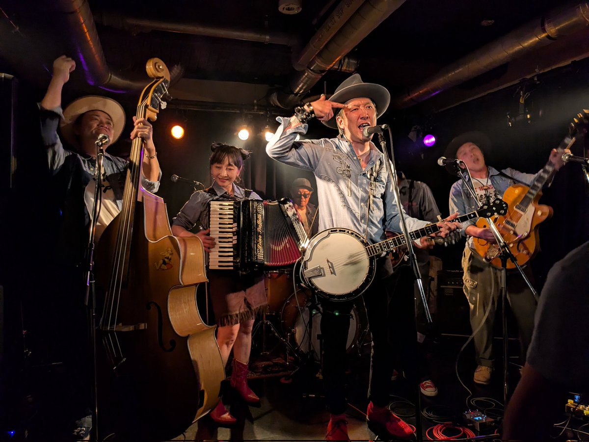 Bonny19840802's tweet image. 渋谷にて。
ホブルディーズ、ドギードッグ、ホルスターズと堪能させていただきました😌

#HOBBLEDEES
#DoggieDogg
#TheHOLSTERS