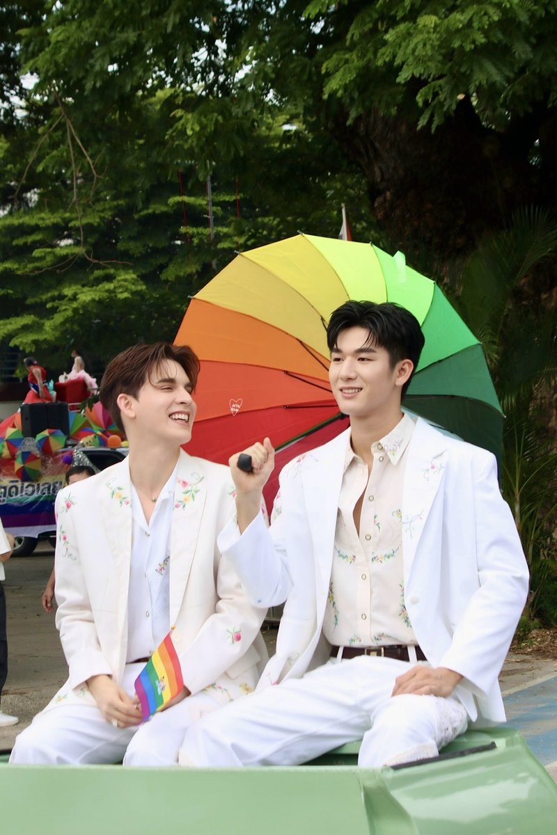 Everyone talks about the way Mos looks at Bank, but have you noticed the way Bank's face lights up when Mos is near.

You can see how proud he is. 

#MosBank
#Loeipridemonth2025
#LoeipridemonthxMosBank