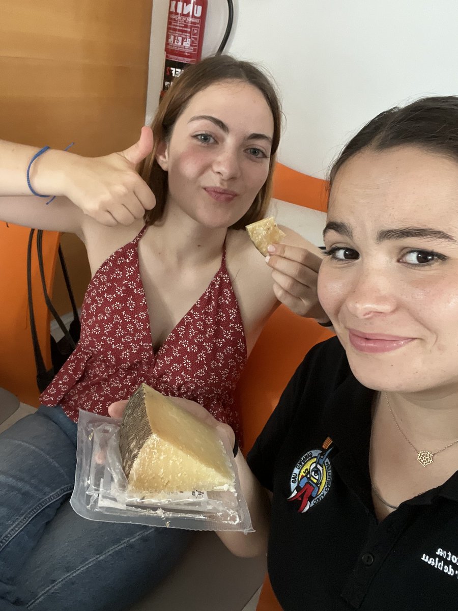 Ens estan intentant sonornar amb formatge, intenten comprar el nostre silenci <a href="/losmarracos/">Los Marracos de la UdL</a> 

#manairesfacts