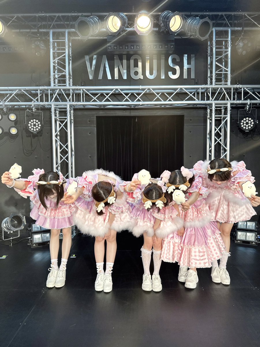 6/7(土)
#ババババンビ 全国乱舞 #馬鹿祭25'
🪩【広島】LIVE VANQUISH
━━━━━━━━━

鹿、牡蠣バンビちゃん🦌🦪
恒例のお辞儀ショット🤗

本日も最幸の馬鹿騒ぎ、
楽しい時間をありがとうございました✨

次回のツアーは7/7(月)名古屋公演‼️
またお会いしましょう🙌🏻