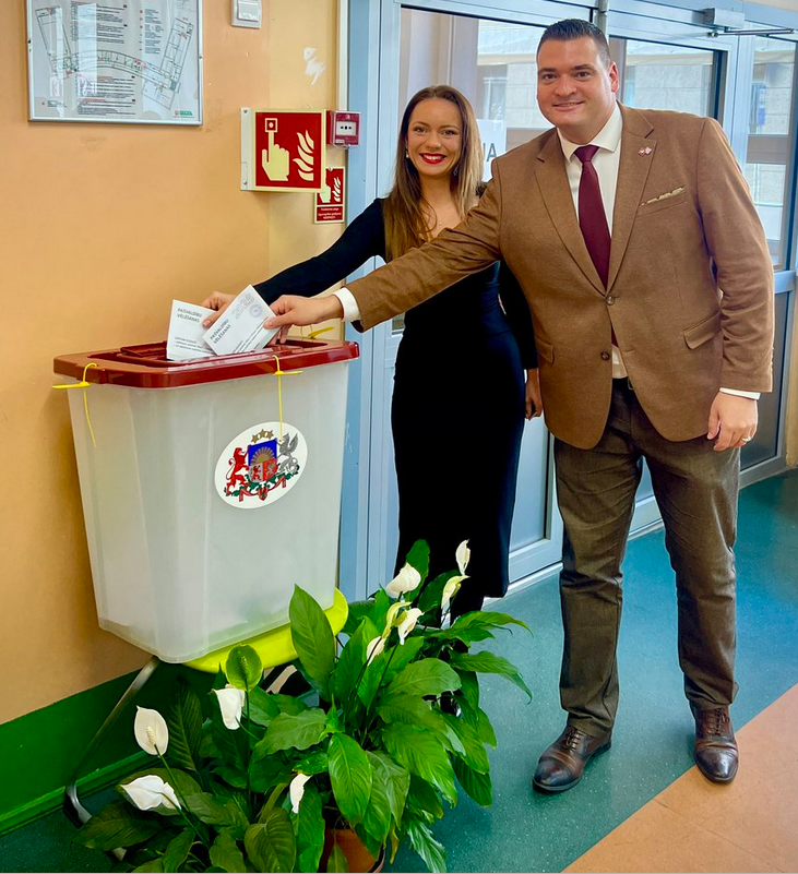 Liāna Langa 🇱🇻 🇺🇦 🇮🇱 (@liana_langa) on Twitter photo Nu kur vēl pasaulē parastā ģimnāzijā vēlēšanu urna dekorēta ar ziediem? Tikai mūsu mīļajā Latvijā! Vai ne, <a href="/EdvardsRatnieks/">Edvards Ratnieks</a> <a href="/MarijaLuize/">Marija Luīze Ratniece</a> ?
Latvieti! Steidz nobalsot līdz plkst. 20!
Rīt būs par vēlu -:) Nu kur vēl pasaulē parastā ģimnāzijā vēlēšanu urna dekorēta ar ziediem? Tikai mūsu mīļajā Latvijā! Vai ne, <a href="/EdvardsRatnieks/">Edvards Ratnieks</a> <a href="/MarijaLuize/">Marija Luīze Ratniece</a> ?
Latvieti! Steidz nobalsot līdz plkst. 20!
Rīt būs par vēlu -:)