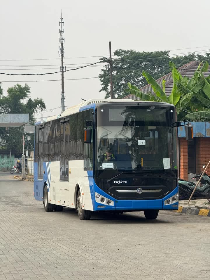 Perum DAMRI kembali mendatangkan 70 unit Bus Listrik Transjakarta merek Zhongtong.

Unit ini berbeda dari Zhongtong Listrik versi awal, mulai dari LED Display yang lebih besar dan "katanya" unit ini pake AC merek Songz 👀

Pict by : Rajiws