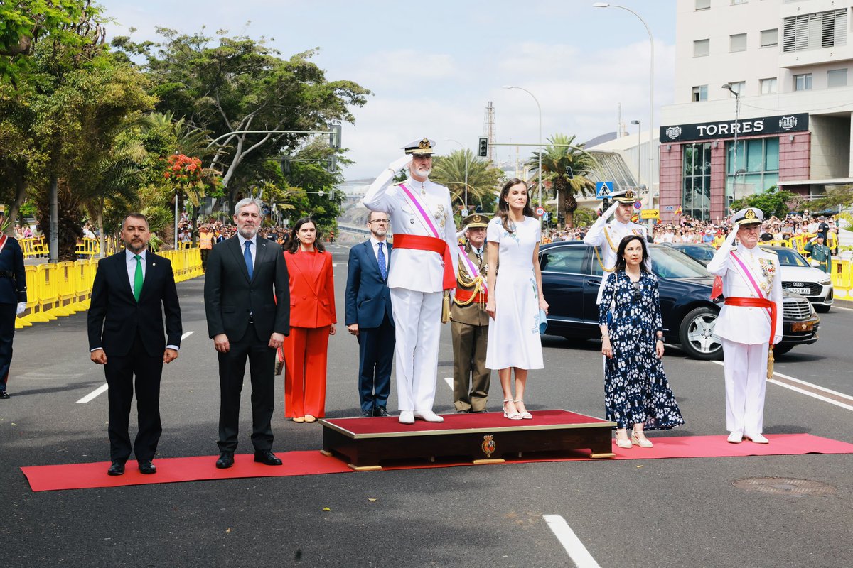 CasaReal's tweet image. Los Reyes han presidido, en Santa Cruz de Tenerife, el acto central conmemorativo del “Día de las Fuerzas Armadas 2025”, una jornada de encuentro entre españoles, civiles y militares con el objetivo de acentuar el conocimiento que tiene la sociedad de sus Fuerzas Armadas.…