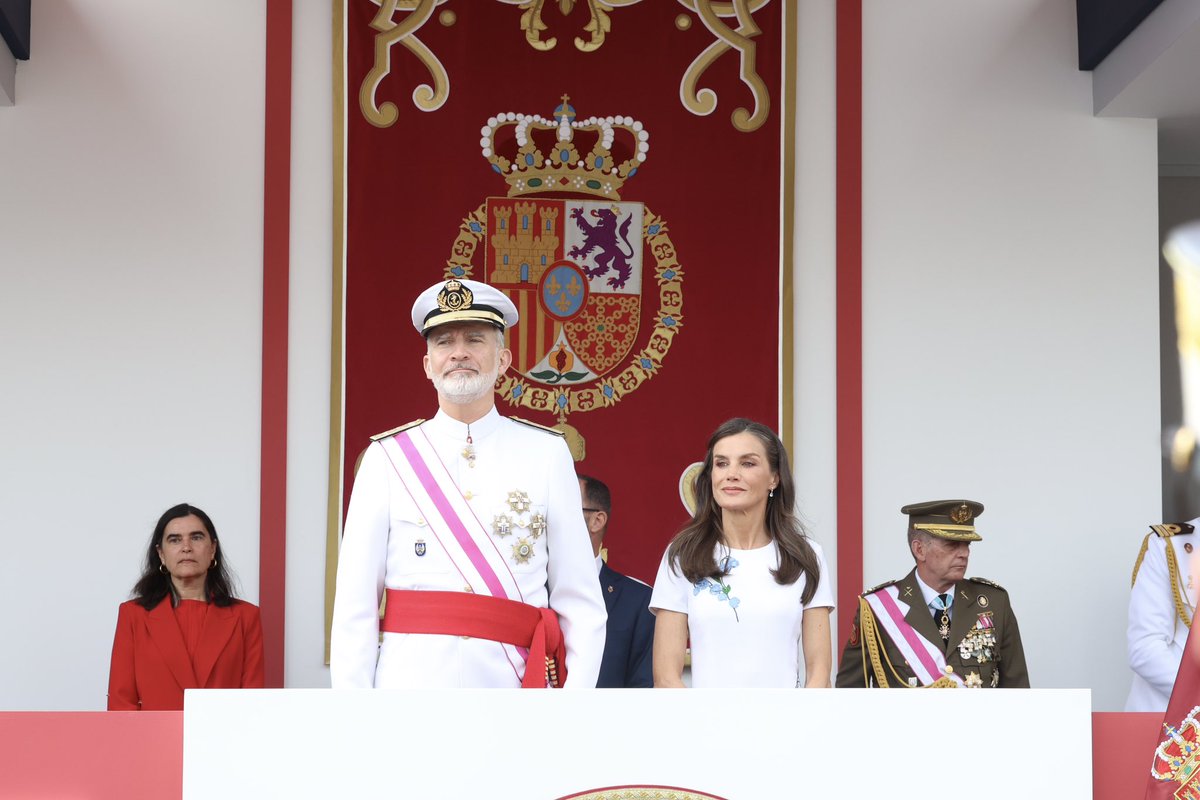 CasaReal's tweet image. Los Reyes han presidido, en Santa Cruz de Tenerife, el acto central conmemorativo del “Día de las Fuerzas Armadas 2025”, una jornada de encuentro entre españoles, civiles y militares con el objetivo de acentuar el conocimiento que tiene la sociedad de sus Fuerzas Armadas.…