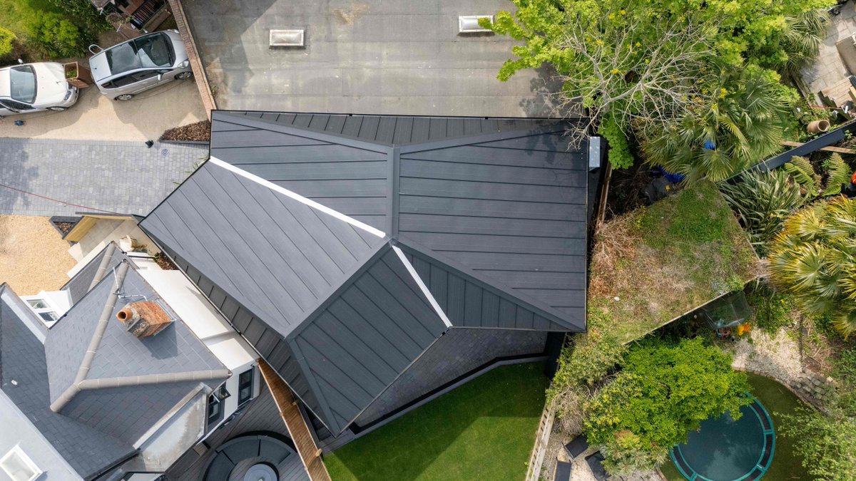 Creating complex standing seam structures has never looked so good!

This striking and modern roofing system was designed for a London home — proving that even the trickiest angles are no match for our standing seam sheets.

🔗 Click here to explore more:
cladco.uk/4dWQubL