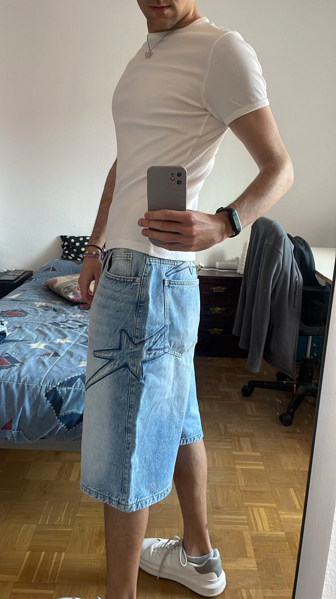 voidbru's tweet image. mirad q pantalón más chulo 🌟