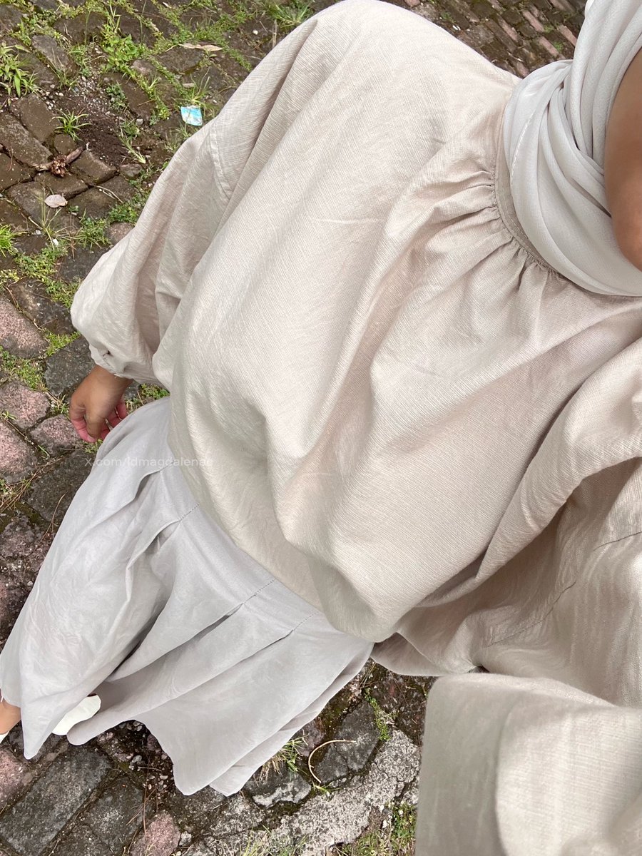idmagdalenac's tweet photo. 🎀 pleats two in one blouse

Hazelnut 📎 https://t.co/tDxt9FFk3G

Buat yg lagi nyari atasan 2in1 pls beli baju ini deh karna bakal kepake bgtttt😭🤏🏻 Ini bisa dijadiin blouse dan kemeja lucu!! 
Materialnya dari cotton cigarette premium, LD 120 CM https://t.co/DgVfOla87f