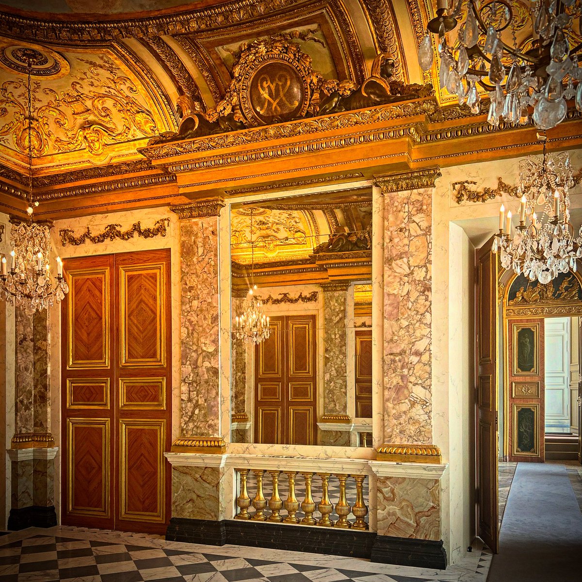 CharlyLavado's tweet photo. Découverte avec @amisversailles des fabuleux décors de la Chancellerie d’Orleans , installés depuis quelques années dans l’Hotel de Rohan @archivesnatfr  Un extraordinaire travail de conservation et de restauration! https://t.co/gDA90OdvOs