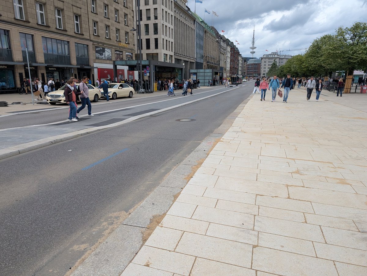 APD136's tweet photo. .... So sieht rot-grüne klimapolitik in Hamburg aus....Hamburgs Beitrag zum Klimawandel.... die neue Steinwüste am Jungfernstieg https://t.co/pLpxB8bZax
