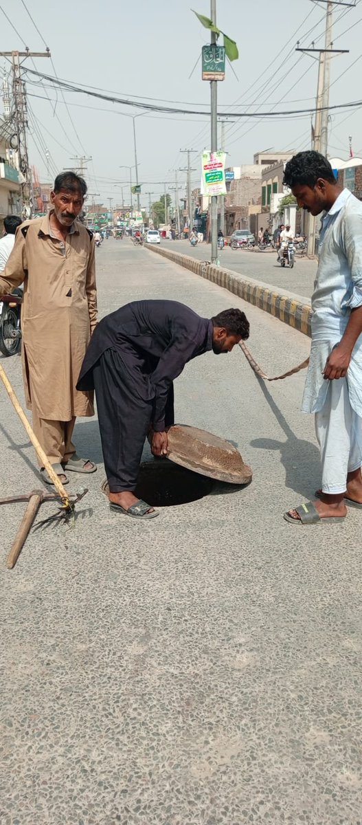 HafizabaN's tweet photo. Jalllpur saintry teams trying level best to keep infrastructure fully functional MC  jallalpur.
@MaryamNSharif
@CS_Punjab
@DC_Hafizabad https://t.co/Si03FYil9i