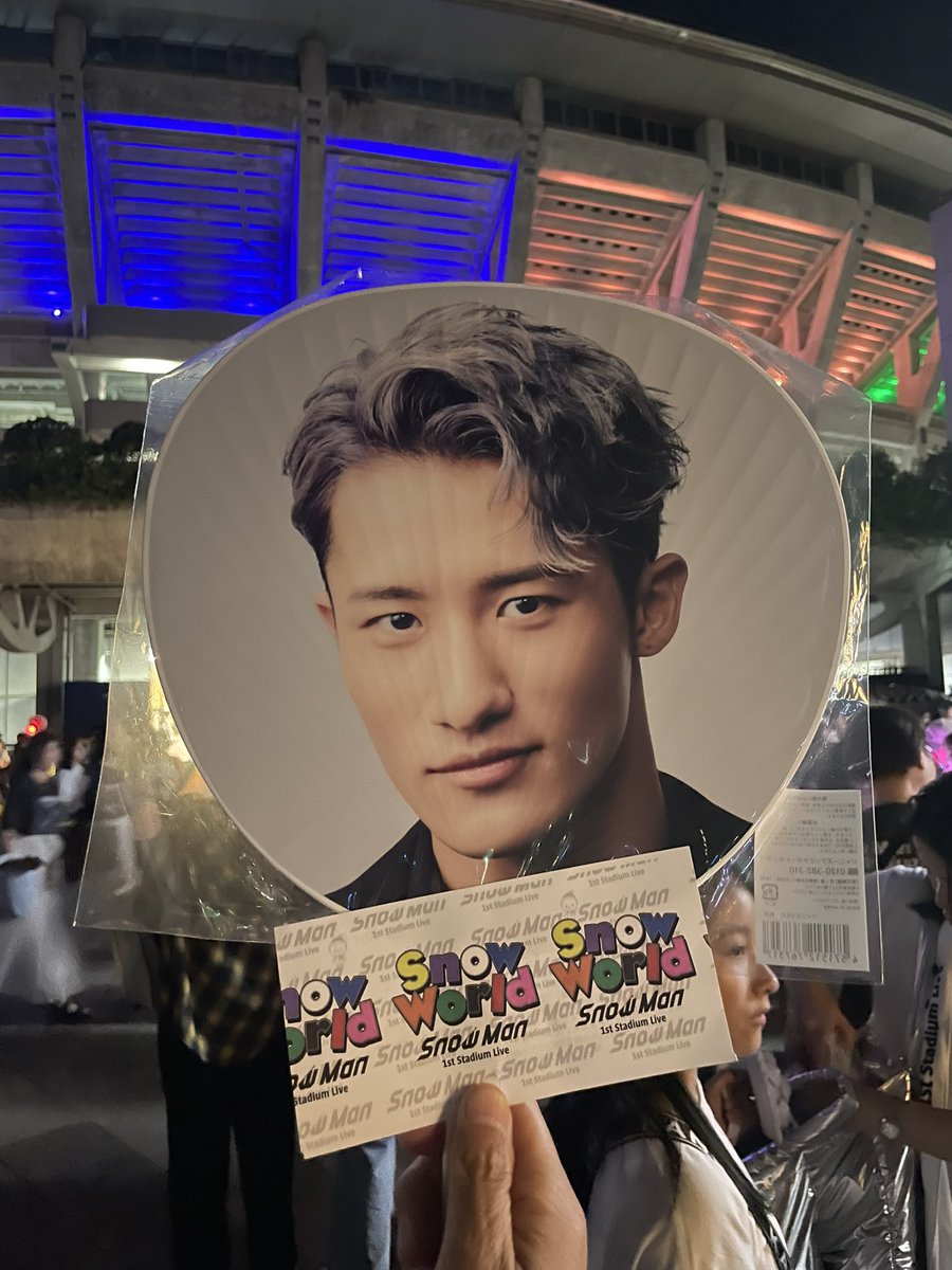 照くんがMen'sに向けたコール&amp;レスポンスには痺れた。そして目黒くんの笑顔はみんなを幸せにしてくれることが分かった。まさかのアリーナ席は神様からのご褒美と捉え、9人が見せてくれた景色に改めて・・・・・・・・・ありがとう。
#SnowMan1stStadium 
#SnowMan日産スタジアム