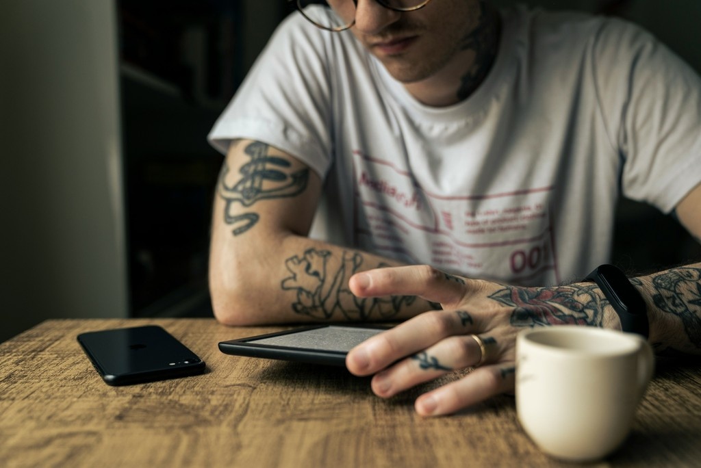 You don’t have to be a ‘big reader’ to enjoy books.
Whether it’s a comic, audiobook or cookbook, it all counts.
Find out how to start (or restart) your reading journey 👉️
readingagency.org.uk/small-steps-to…