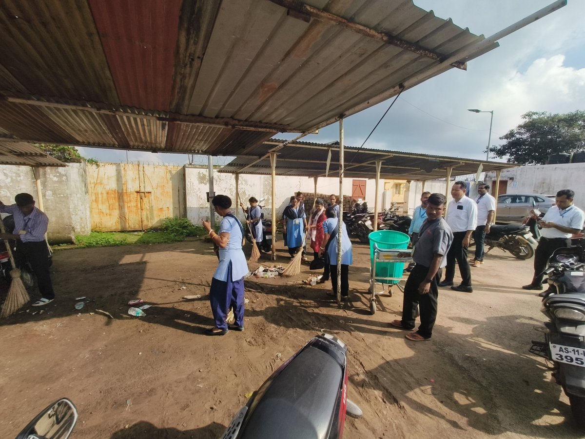 विश्व पर्यावरण दिवस के अवसर पर सिलचर हवाई अड्डे के पार्किंग क्षेत्र में सफ़ाई अभियान सफलतापूर्वक चलाया गया!
हमारे आसमान और जगहों को स्वच्छ और हरा-भरा रखने के लिए प्रतिबद्ध।
#विश्वपर्यावरणदिवस