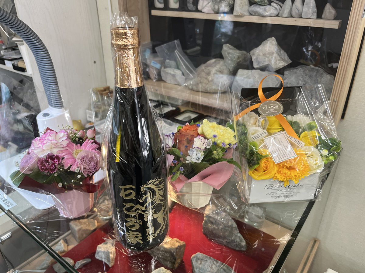 stonehouse0115's tweet image. 本日も沢山のお客様のご来店誠にありがとうございました😊
朝から沢山のお花やお酒等を届けていただき心より感謝申し上げます✨
明日6月8日は当店の周年日❗️
熱い1日になること間違いなし❣️
朝から大盤振る舞い営業頑張ります✨
お客様のご来店心よりお待ちしております♪
#石ころ家
#6周年祭