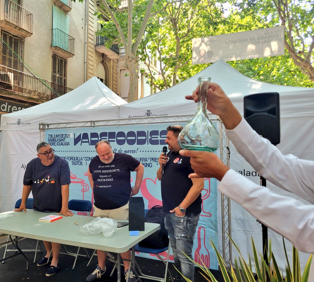 VadeFOODIES (@vadefoodies_igd) on Twitter photo Jonhatan Nuevo, és nomenat esmorzador de l'any 2025! 👏👏👏 Seguim amb la presentació del llibre 'Esmorzar de forquilla' de <a href="/HGastronomicus/">Albert Molins Renter</a> i aviat començarà la final del I concurs de #capipota de Catalunya!
#vadefoodies2025 Jonhatan Nuevo, és nomenat esmorzador de l'any 2025! 👏👏👏 Seguim amb la presentació del llibre 'Esmorzar de forquilla' de <a href="/HGastronomicus/">Albert Molins Renter</a> i aviat començarà la final del I concurs de #capipota de Catalunya!
#vadefoodies2025