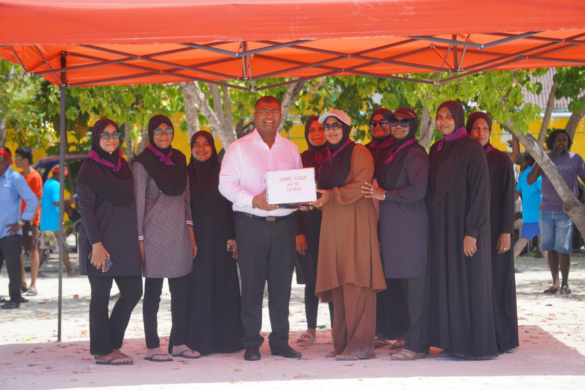ޢީދުގެ އުފަލުގައި  ކ.  ގުރައިދޫގައި ކުޅެވުނު "ފައިގަތަޅާާ"  އާއި  "ވާދެމުން" ކުޅިވަރު،  ގުރައިދޫ ޢީދު ހަރަކާތްތަކުގެ ޝަރަފުވެރި މެހުމާނު،  ވަޒީރު  އާދަމް  ނަޞީރު  އިބްރާހީމް ބައްލަވައިލައްވާ،  ވަނަވަނައަށް  ހޮވުނު  ޓީމުތަަކަށް  އިނާމު  ހަވާލުކޮށްދެއްވުން. 

#ކާފުގުރައިދޫ