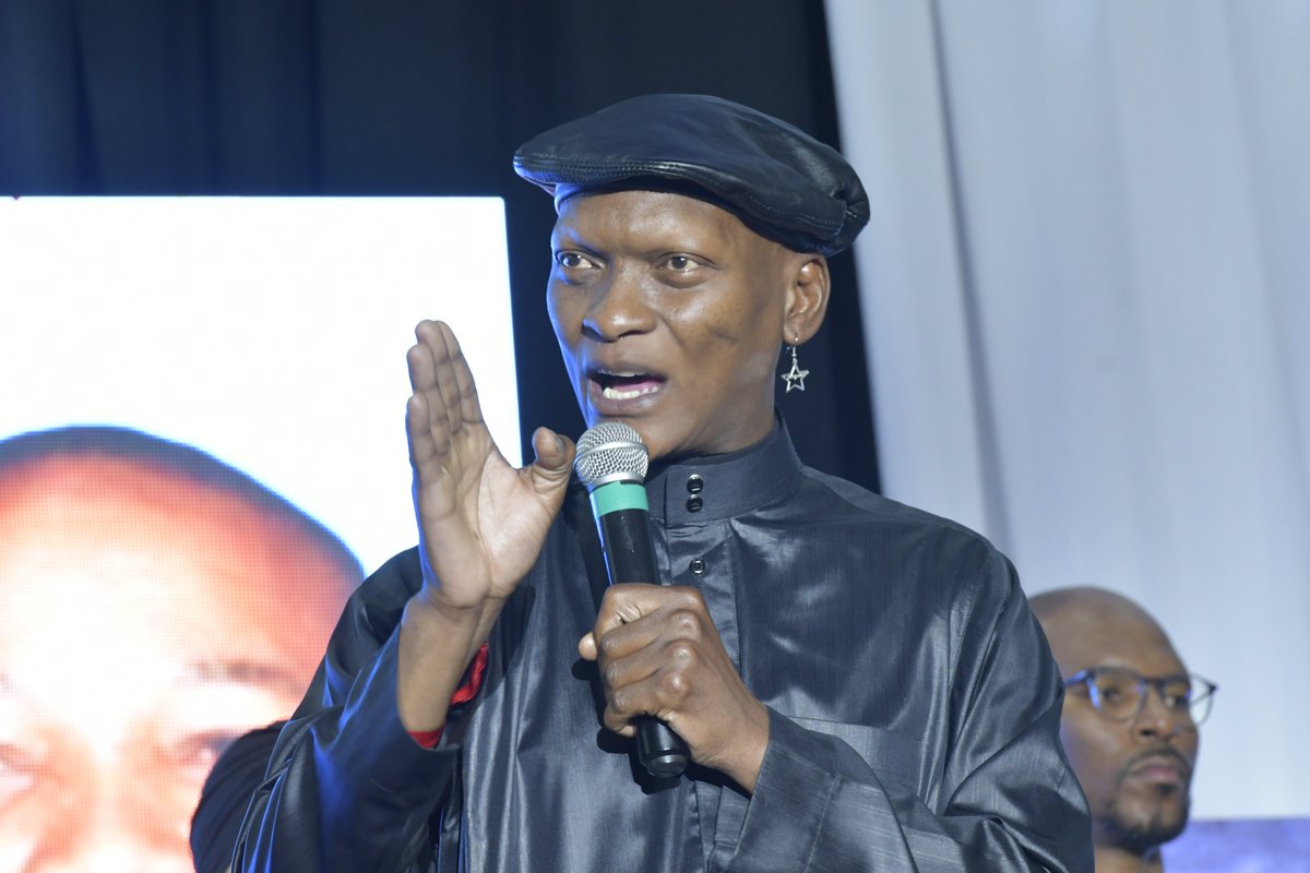 Actor Warren Masemola paid his last tribute to his friend and colleague, Presley “Tobetsa” Chweneyagae. 

Read more:
<a href="/DailysunCelebs/">Daily Sun Entertainment News</a>
<a href="/dailysunsa/">Daily Sun</a>
Ntokozo Real Housewives    #presleychweneyagae #FuneralofPresleyChweneyagae #RIPPresleyChweneyagae #cobrizi