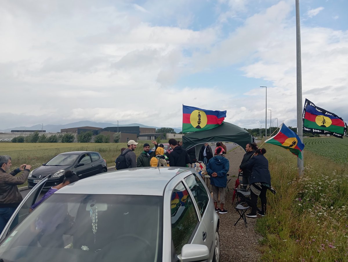 67Kanaky's tweet photo. Rassemblement devant la prison de Lutterbach ou est enfermé notre président, Christian Tein.

On espère que ça sera la dernière fois et qu'il sera libre la semaine prochaine ! 🤞🔥🇳🇨 https://t.co/cpPvJuMxzc