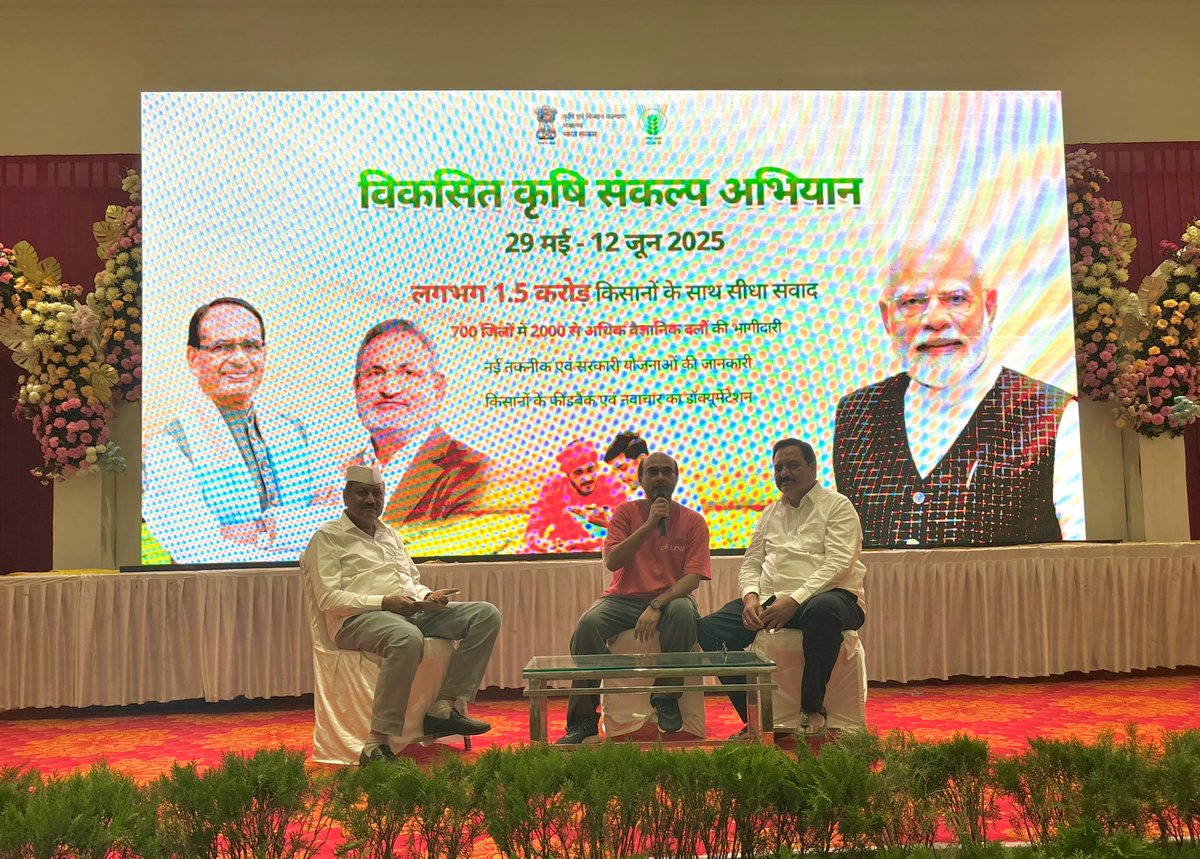 ICAR_NRCG's tweet photo. वैज्ञानिक अंगूर किसानों के बीच। कैनोपी प्रबंधन, जल एवं पोषकतत्व प्रबंधन, वर्तमान दशाओं में रोग प्रबंधन इत्यादि विषयों पर विस्तृत चर्चा की एवं किसानों की समस्याओं का निराकरण किया। 06/06/2025 #Nashik #GrapeGrowing #MRDBS #ViksitKrishi #Maharashtra @icarindia @AgriGoI @ICAR_NRCG https://t.co/t30c4v2z6A