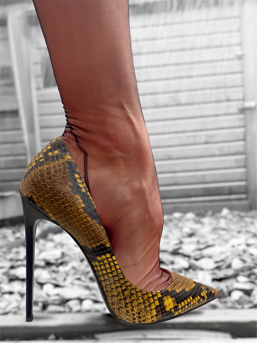 1969Boutique's tweet photo. Dangerous curves. New https://t.co/pUwLMwFwvj
1969 Made in Italy
#1969MadeInItaly #PythonHeels #LuxuryShoes #HighHeelAddict #CruelHeels #ItalianFashion #BordeauxSole #StilettoObsession #HeelsOfInstagram #LuxuryAuction #MadeInItaly #PowerDressing #PythonLeather #SharpAndSeductive https://t.co/oNKma4TcAN