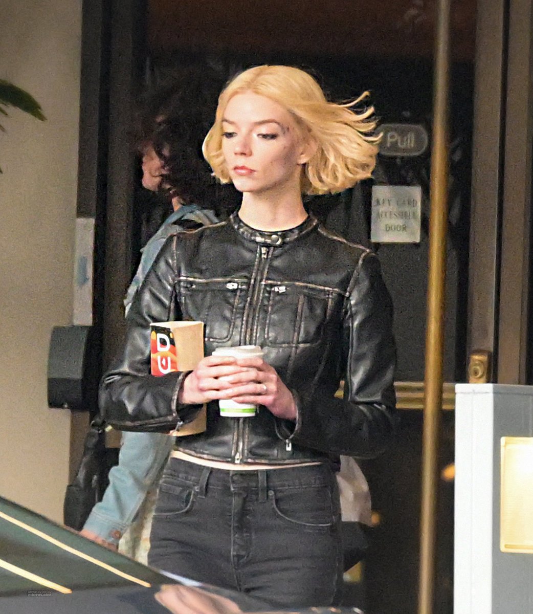 on set with the DUNE book in her hand???? 😩