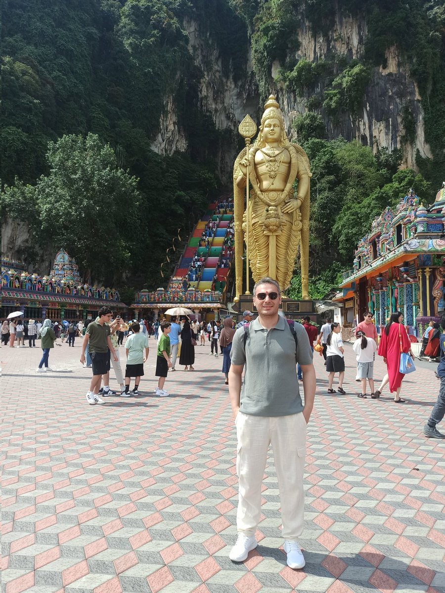 Kmlypa's tweet photo. Sabah tanrılarını kurban ettik.🐄
Öğleden sonra mekanlarına gittik. 😎

📍Batu Caves Temple, Malezya 🇲🇾 https://t.co/iPw6GfDfFD
