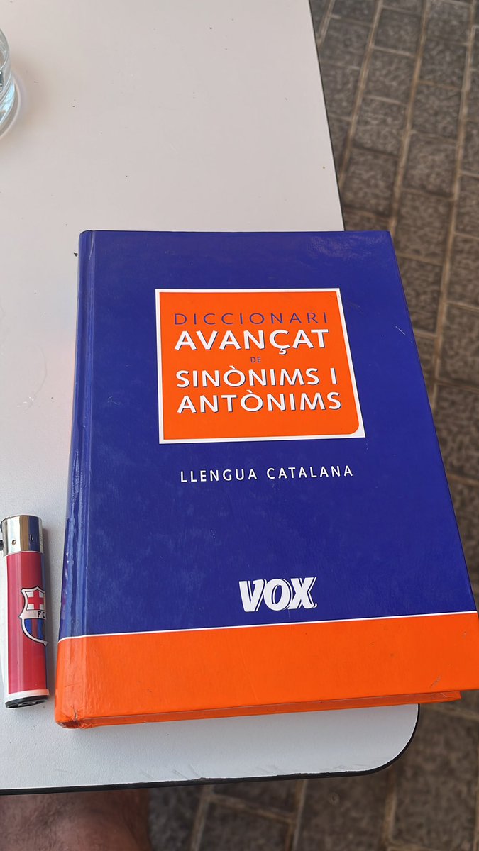 XarlyRF's tweet photo. ⚠️He anat a regalar un diccionari a la parada de l'extrema dreta espanyola,que falta els hi fa.En el moment de donar-lo, tots s'han posat a insultar(fet que reafirma la necessitat d'un diccionari) i m'ha identificat la policia
Ara els diccionaris són atacs contra l'extrema dreta! https://t.co/rTTSThIKUD