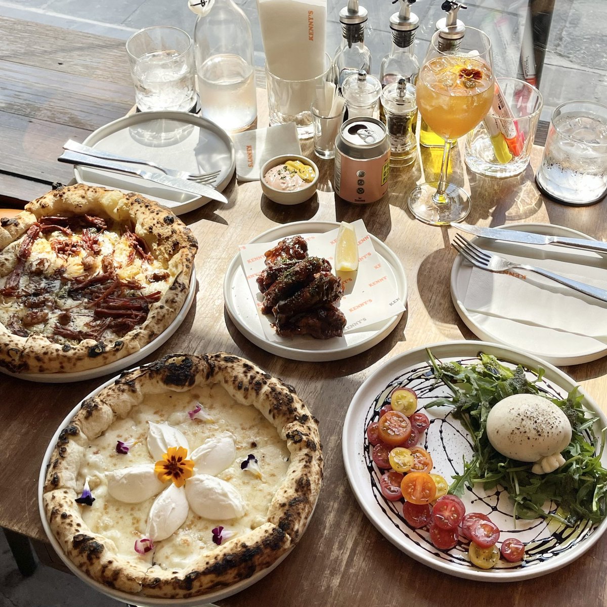 sfkkfs_'s tweet image. เชียร์  kenny's อีกเสียงคับ พิซซ่าเค้าอร่อยมากก  เป็นแป้งโฮมเมด เนื้อนุ่มหนึบ ขอบกรอบๆ หอมเตาถ่าน ชีสมาจุกๆ 🫠 ร้านเล็กๆ มู้ดดีมากก