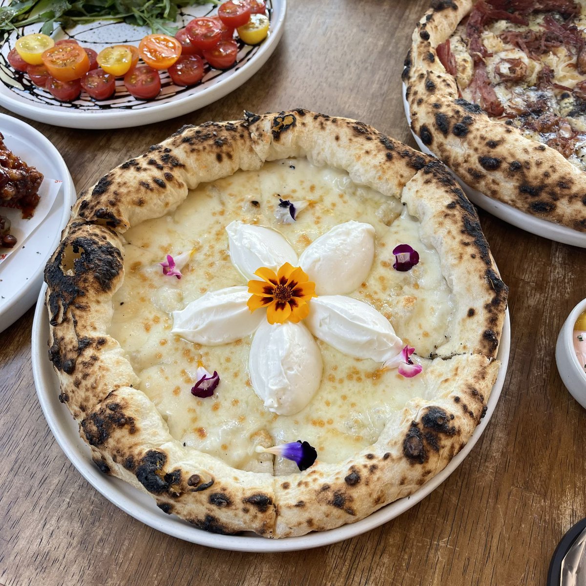 sfkkfs_'s tweet image. เชียร์  kenny's อีกเสียงคับ พิซซ่าเค้าอร่อยมากก  เป็นแป้งโฮมเมด เนื้อนุ่มหนึบ ขอบกรอบๆ หอมเตาถ่าน ชีสมาจุกๆ 🫠 ร้านเล็กๆ มู้ดดีมากก