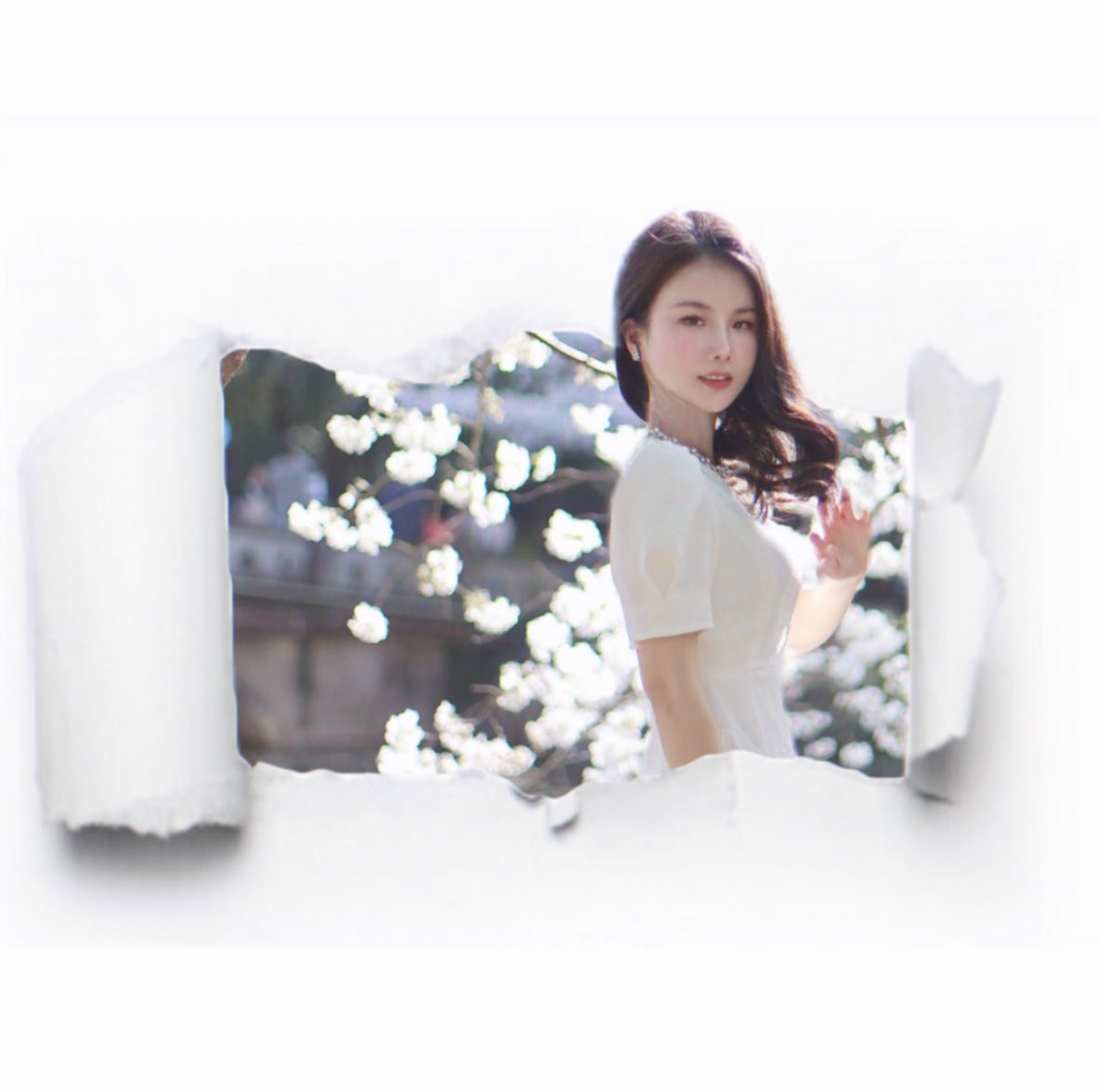 我从一卷书中冲破出来，

手里还残留着墨香。

高考如关山难越，

提笔作舟，

便可渡万里烟波。

多少个清晨你在题海中挥汗如雨，

多少个夜晚你与星辰共读古今。

书页翻动的声音，

是你奔赴未来最温柔的回响。

你曾读《出师表》，

叹诸葛之忠；

你曾品《滕王阁序》，

惊王勃之才。